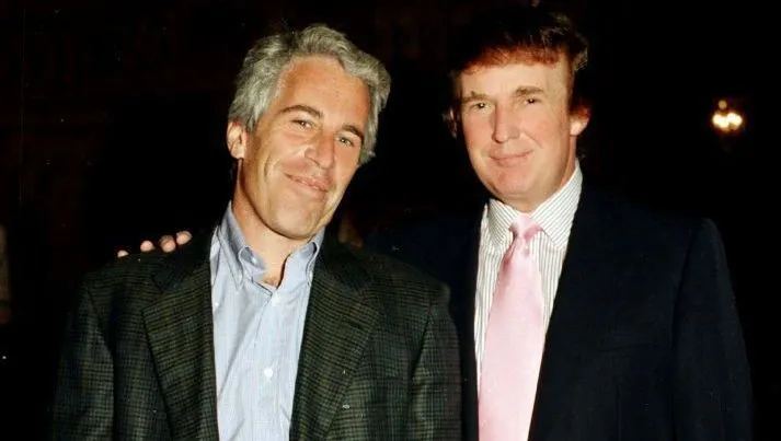 Retrato do financista americano Jeffrey Epstein (à esquerda) e do então incorporador imobiliário Donald Trump enquanto posam juntos na propriedade Mar-a-Lago, Palm Beach, Flórida, 1997.