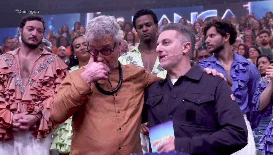 Carlinhos de Jesus recebe homenagem de Luciano Huck ao voltar a dançar depois de cinco meses de tratamento contra doença autoimune.