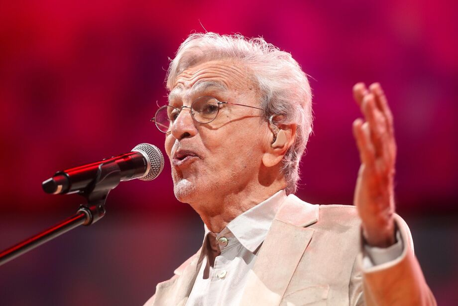 Caetano Veloso em apresentação ao lado de Maria Bethânia, no Allianz Parque, em 2024.