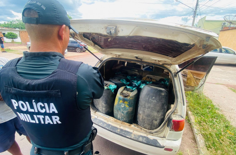 Veículo com placas da Bolívia transportava combustível contrabandeado e foi apreendido pela PM em Corumbá