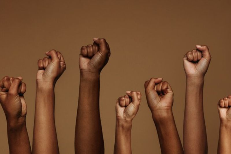 Pesquisa do IBGE mostra que 21 prefeituras de Mato Grosso do Sul já possuem estrutura voltada à promoção da igualdade racial, com foco em negros, indígenas e comunidades tradicionais.