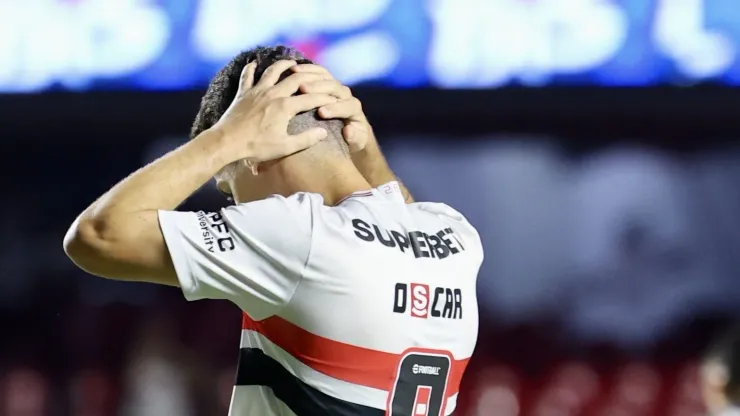 Oscar jogador do Sao Paulo lamenta durante partida contra o Ponte Preta no estadio Morumbi pelo campeonato Paulista 2025.