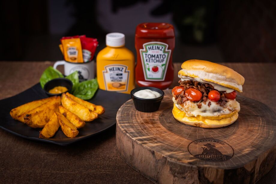 Juma Márrua: hambúrguer com carne de búfalo, ingredientes pantaneiros e inspiração na cultura sul-mato-grossense.