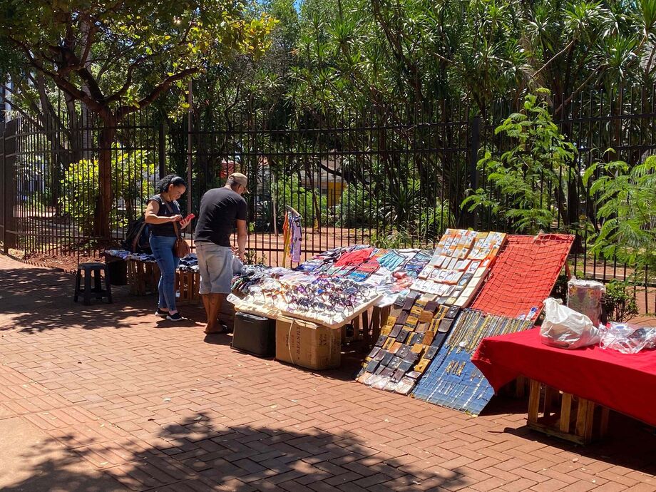 Na praça Ary Coelho, ambulantes tem permissão da prefeitura