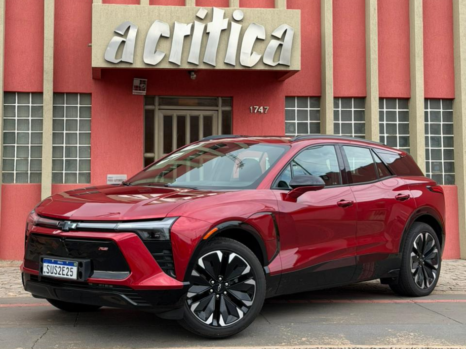 SUV elétrico da Chevrolet estacionado em frente à sede do jornal A Crítica, em Campo Grande.