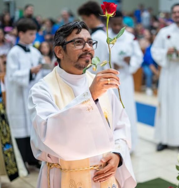 Corpo do padre Alexsandro foi localizado em área de mata no Distrito Industrial de Dourados; dois suspeitos foram presos dirigindo o carro da vítima.