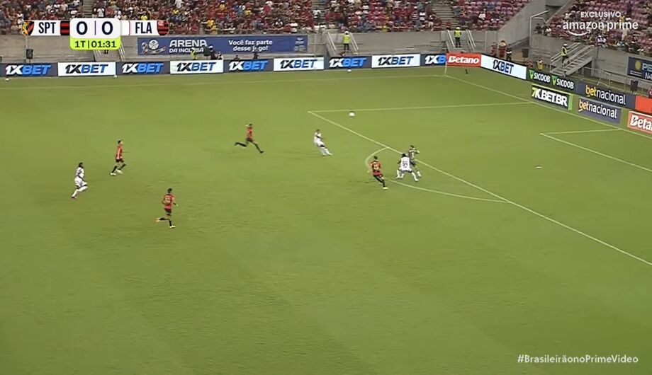 O Flamengo, como era esperado, começou a empilhar chances e Gabriel virou destaque, com defesas difíceis em sequência