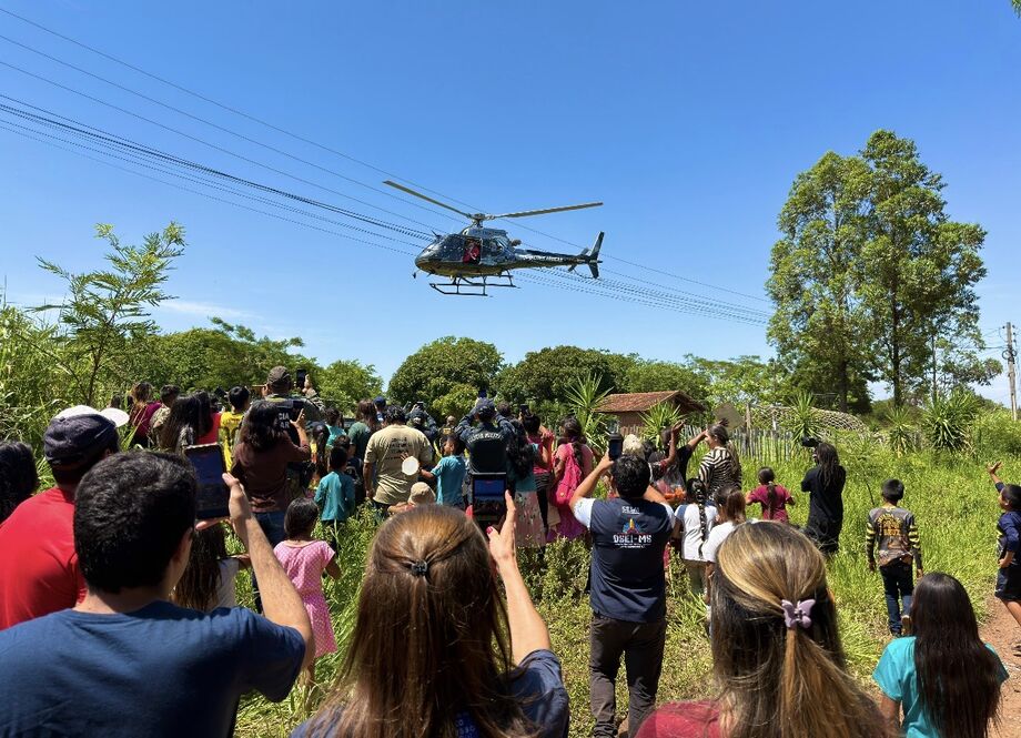 Criançada fez a festa com a chegada do Papai Noel