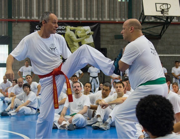 Grão Mestre Kobi Lichtenstein demonstra técnica de defesa pessoal durante evento de Krav Maga com alunos e instrutores da Federação Sul Americana.