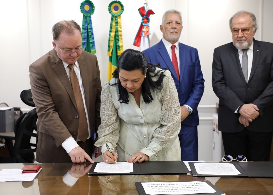 Sandra Artioli assina termo de posse como nova desembargadora do TJMS nesta quarta-feira (5), em Campo Grande.