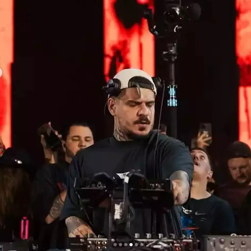 Vintage Culture durante apresentação em festival internacional; DJ retorna a Mato Grosso do Sul para show em março de 2026.