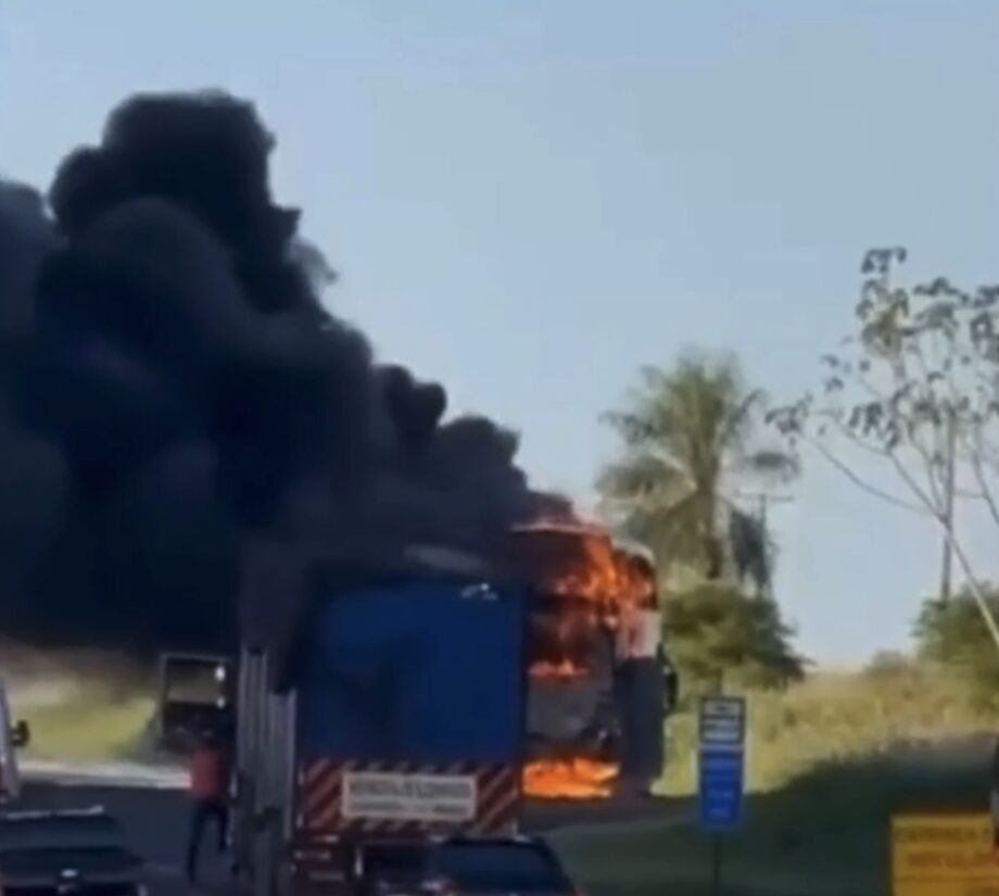 Ônibus da Viação Ouro e Prata completamente destruído após pegar fogo com grupo religioso a bordo, na BR-163, próximo a Dourados