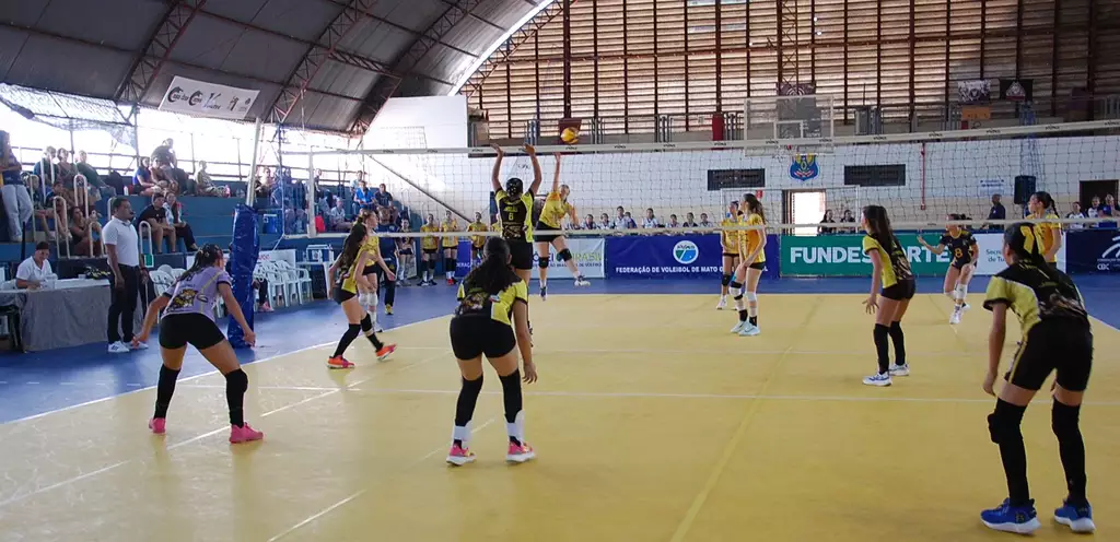 Ginásio Irmão Brás recebe os primeiros confrontos do Sub-17 de vôlei; competição estadual reúne 33 equipes até domingo