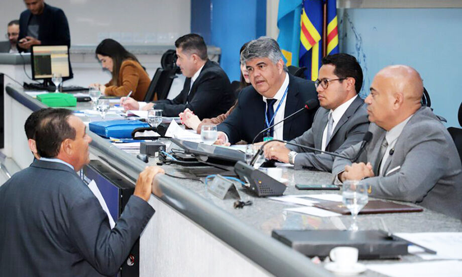 Lei aprovada por vereadores de Campo Grande garante correção integral do piso salarial dos professores em maio e reajuste anual de 5%.