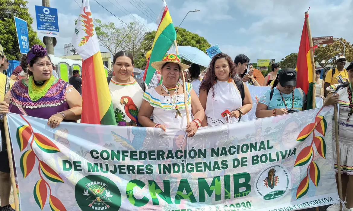 Indígenas de toda a América do Sul marcham por direitos e demarcação de terras na COP30, em Belém.