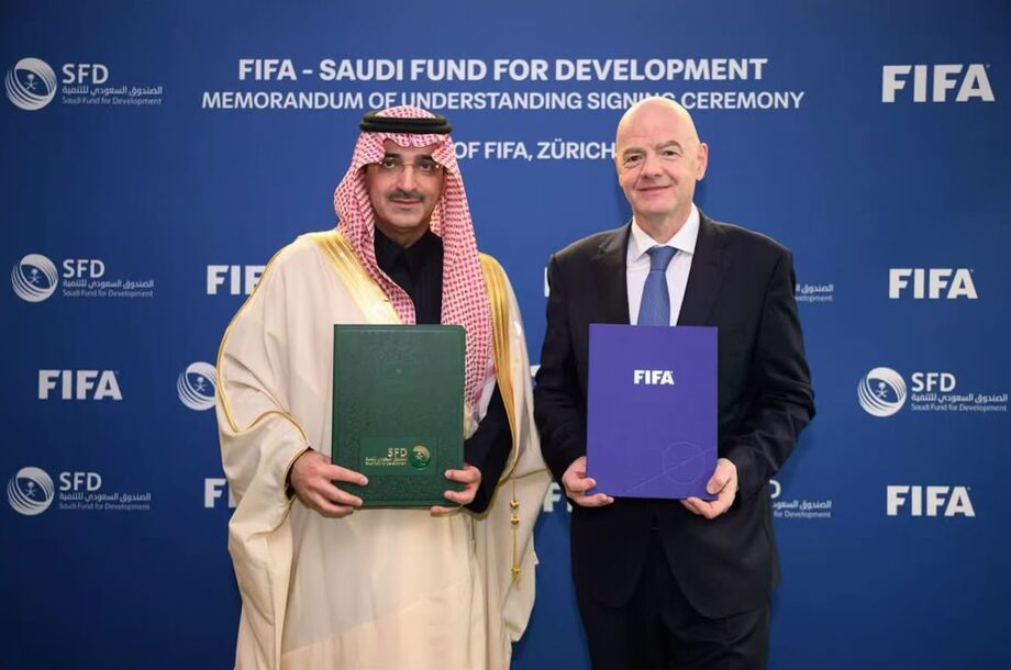 A esquerda Sultan bin Abdulrahman Al-Marshad, CEO da SFD, ao lado de Gianni Infantino, presidente da Fifa