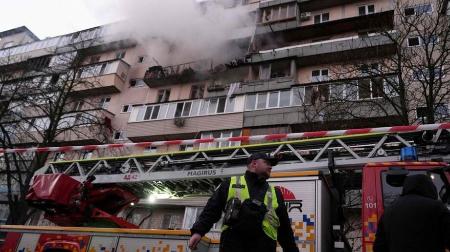 Prédio residencial destruído em Kiev após ataque aéreo russo; seis pessoas morreram e dezenas ficaram feridas.
