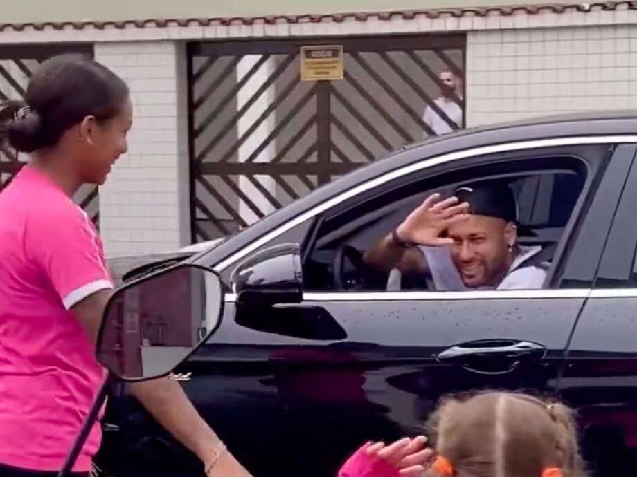 Neymar cumpre promessa e volta a doceria em Santos