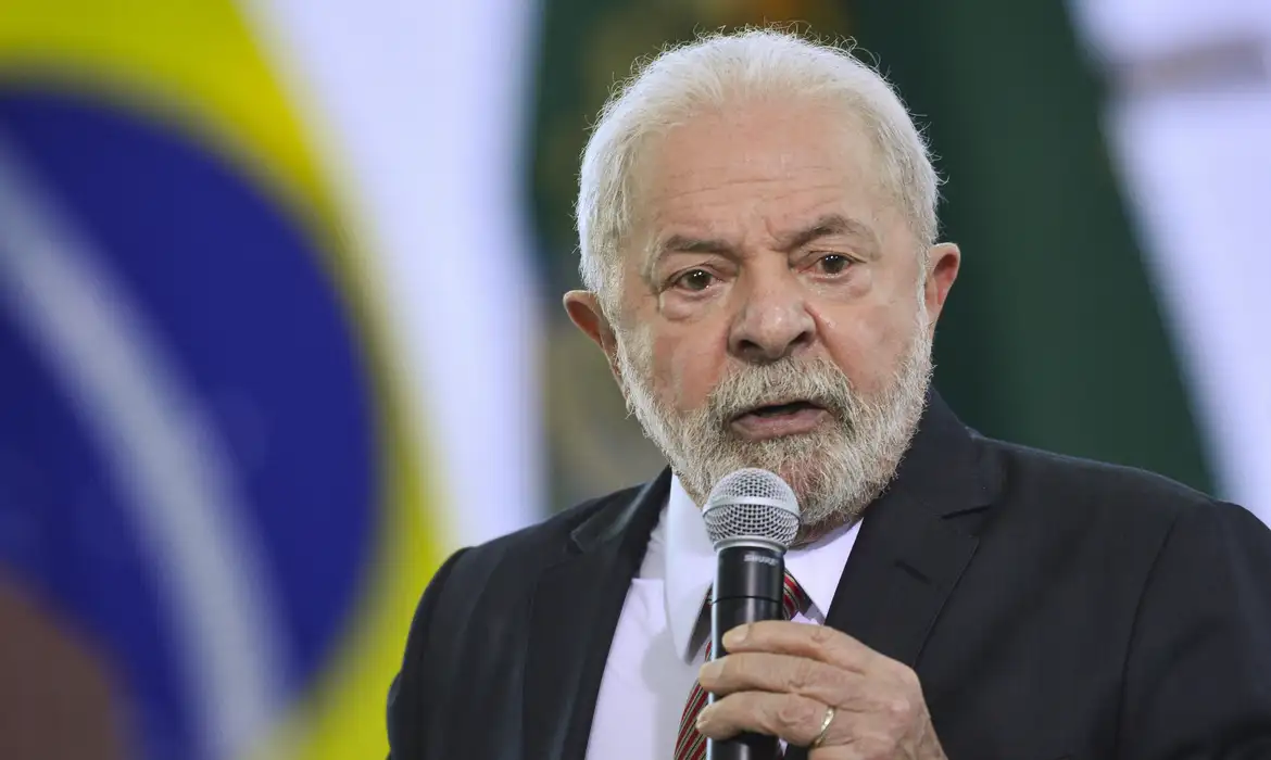 Presidente Lula assina projetos que criam novos cargos na educação e reestruturam carreiras do MEC, durante cerimônia da Ordem do Mérito Educativo.