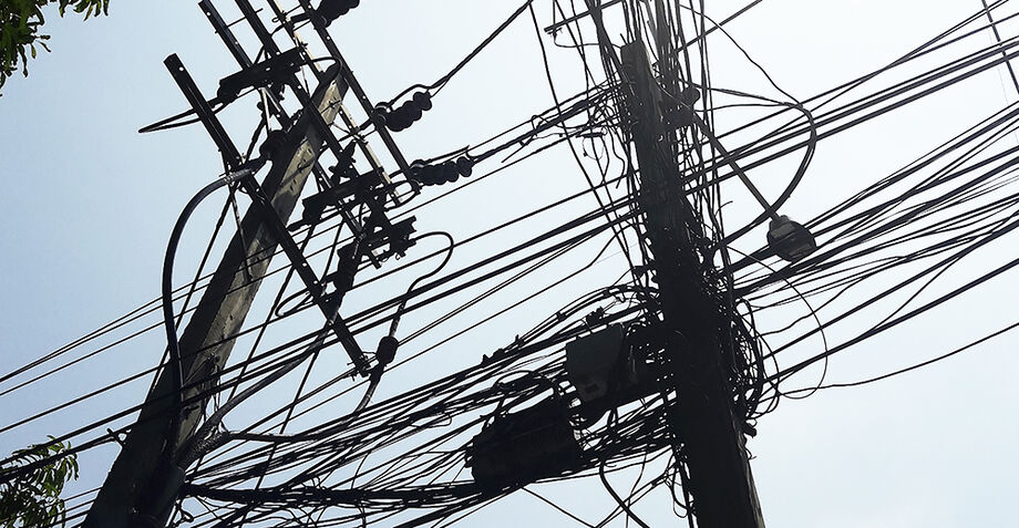 Ação retira fios irregulares no centro de Campo Grande nesta quarta, com possível impacto em serviços ilegais.