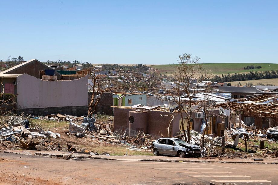 Um dos tornados destruiu 90% de Rio Bonito do Iguaçu com ventos de até 330 km/h.