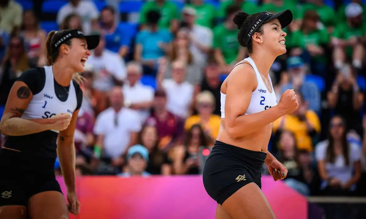 Duplas brasileiras celebram classificação para as semifinais do Mundial de vôlei de praia, na Austrália.