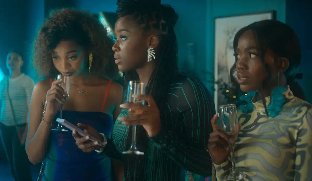 Cena mostra o contraste entre luxo e desigualdade em Má Influencer