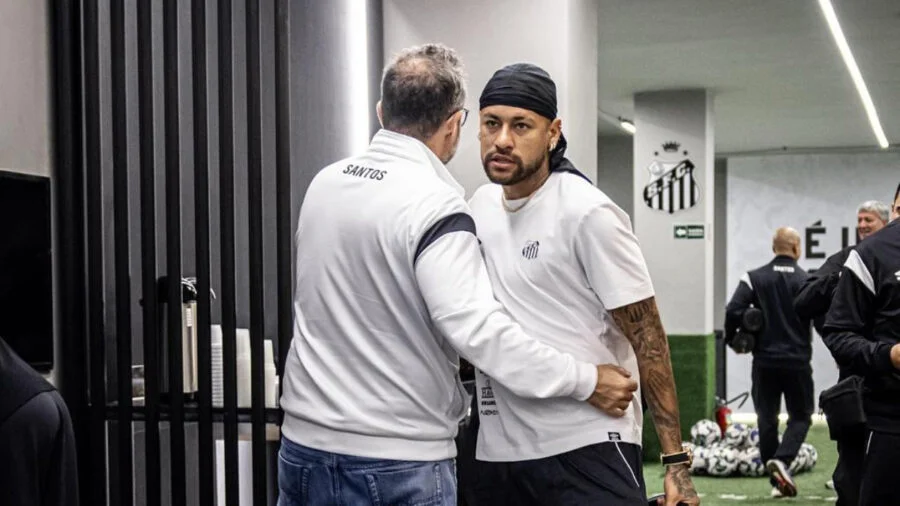 Alexandre Mattos abraça Neymar antes de jogo do Santos.