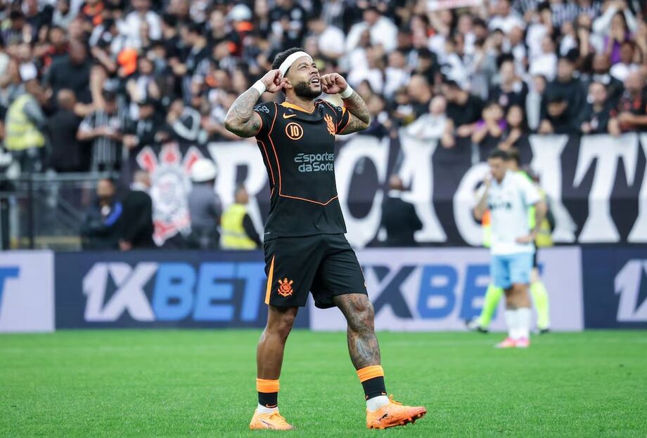 Memhpis Depay encerrou jejum de gols na vitória sobre o Grêmio pelo Brasileirão