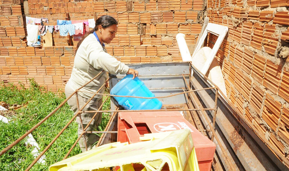 Mutirão da Prefeitura remove criadouros e orienta população sobre prevenção à dengue