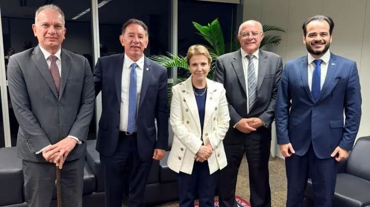 Des. Carlos Contar (TRE-MS), dep. Gerson Claro (ALEMS), sen. Tereza Cristina, pref. Réus Fornari (Rio Verde-MS) e sec. Marcus Vinícius Perez em audiência no STF sobre a mudança para Rio Verde do Pantanal.