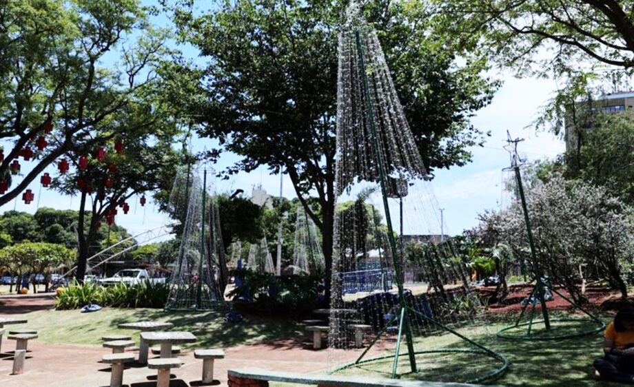 Praça Antônio João recebe decoração e se prepara para estrear o Natal Encantado Dourados dia 1º de dezembro