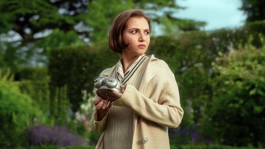 Mia McKenna-Bruce vive a protagonista Bundle em 'Os Sete Relógios de Agatha Christie'