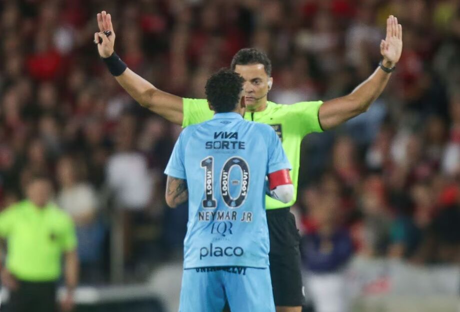 Neymar recebeu amarelo ao contestar lance que teria sido falta no goleiro Brazão.