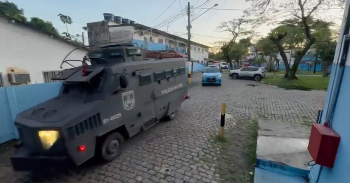 Agentes cumprem mandados contra integrantes do Comando Vermelho na Vila Kennedy, zona Oeste do Rio