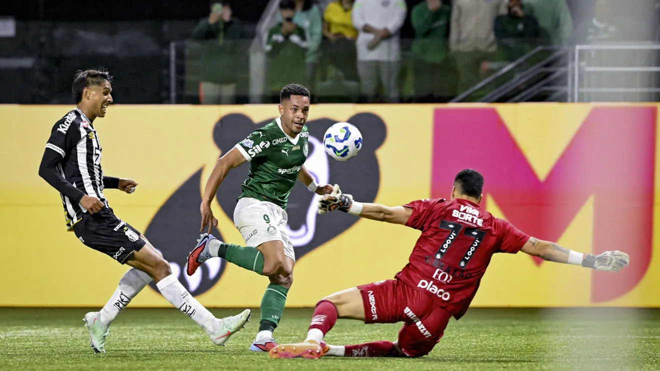 Momento da finalização de Vitor Roque no segundo do gol do Palmeiras sobre o Santos, pelo Brasileirão