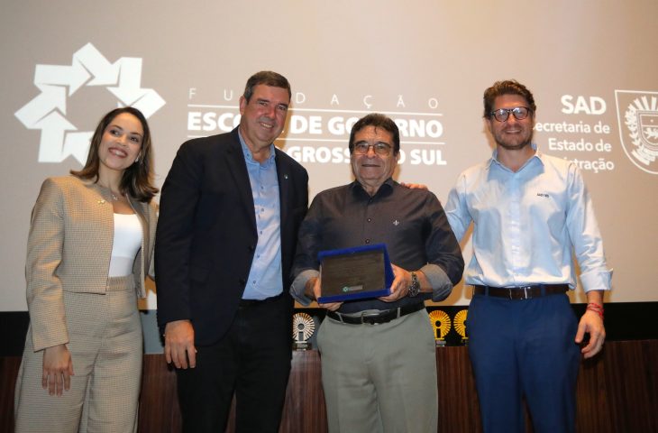 Victor Figueiras recebe homenagem pelos 25 anos de dedicação à Escola de Governo de MS