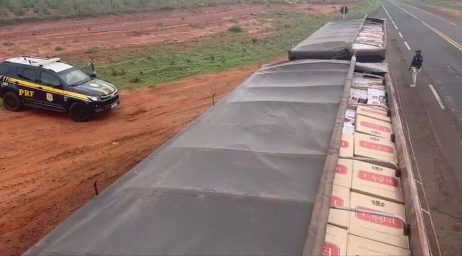 Cigarros contrabandeados estavam escondidos sob lona, junto a carga de minério, em caminhão interceptado na BR-262.