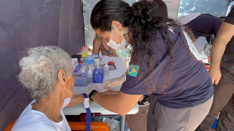 Atendimento médico em embarcação durante expedição do Projeto NAVIO no Tramo Norte do Pantanal