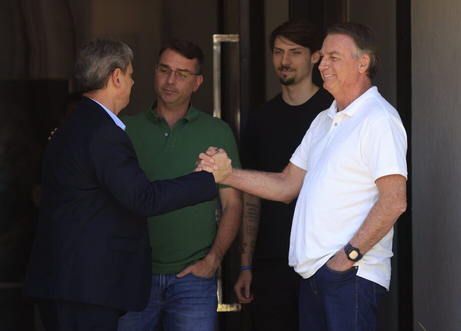 Moraes autoriza visita de Tarcísio a Bolsonaro em dezembro após pedido 'mais breve possível'.