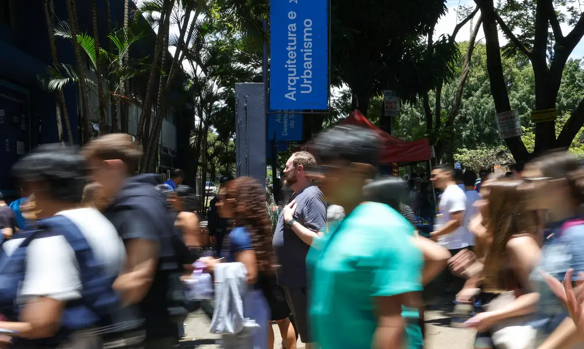 O primeiro dia de prova do Exame Nacional do Ensino Médio (Enem) 2025 teve 27% de abstenção