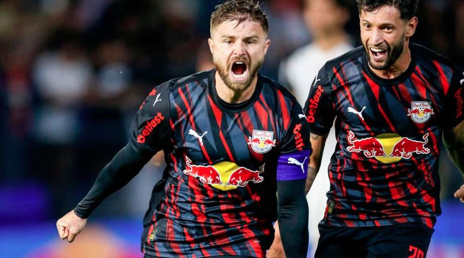 Sasha comemora gol do Bragantino sobre o Corinthians