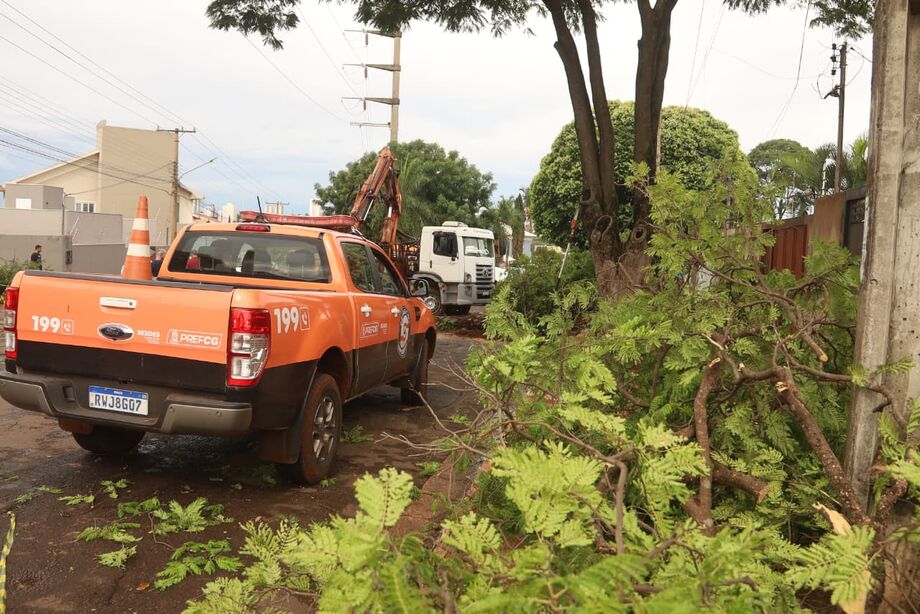 A cidade segue com ruas interditadas e atendimento emergencial após a forte chuva da quarta-feira (5), que causou queda de árvores e prejuízos em várias regiões.