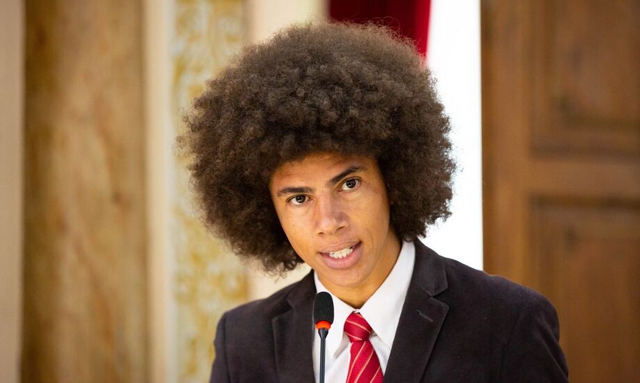 Deputado Renato Freitas aparece em confronto físico com homem em rua de Curitiba; ele diz ter reagido a ataque racista.