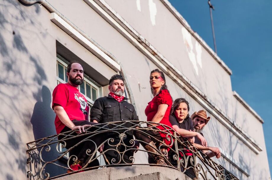 Grupo celebra 20 anos de carreira com show gratuito nesta sexta-feira (22), marcando o início da turnê Tour FEROZ pelo Estado.