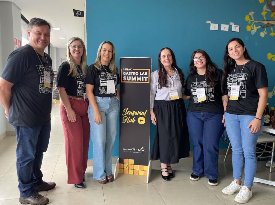 Equipe organizadora do Senac Gastro Lab Summit recebe participantes no Sensorial Hub, ponto de vivência do evento.