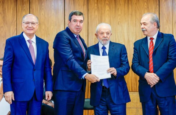 Eduardo Riedel entrega documento ao presidente Lula durante cerimônia em Brasília  novembro de 2025.