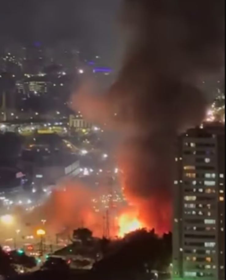 Moradores das proximidades registraram chamas e uma coluna de fumaça após a explosão