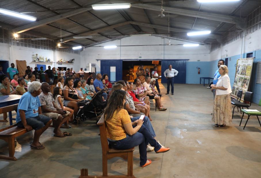 Moradores da Comunidade Tia Eva acompanham explicações sobre nova norma que reconhece identidade quilombola nos registros civis.