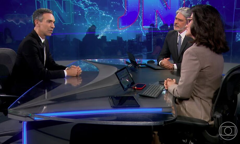 William Bonner e Renata Vasconcellos, à direita, conversam com Cesar Tralli, que assumirá como âncora do 'Jornal Nacional' no lugar de Bonner